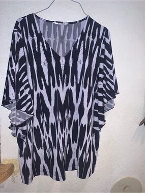 TanJay Black & White V-Neck Flutter Sleeve Blouse